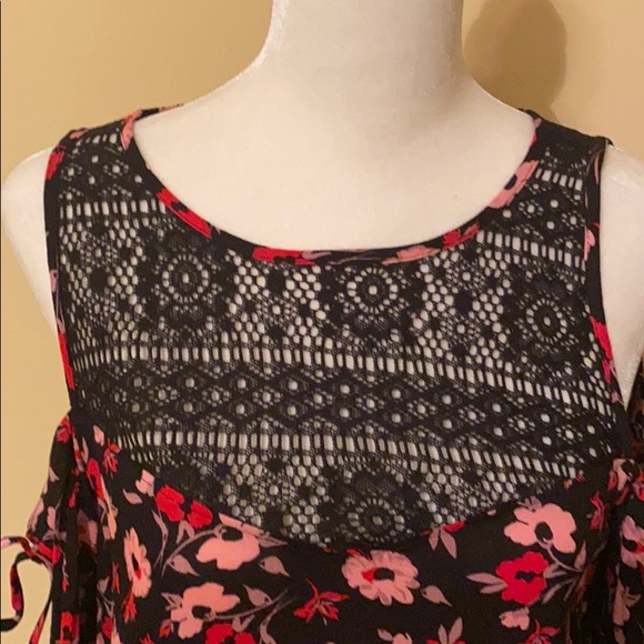 ⭐️Host Pick⭐️Express cold shoulder blouse - Picture 4 of 11